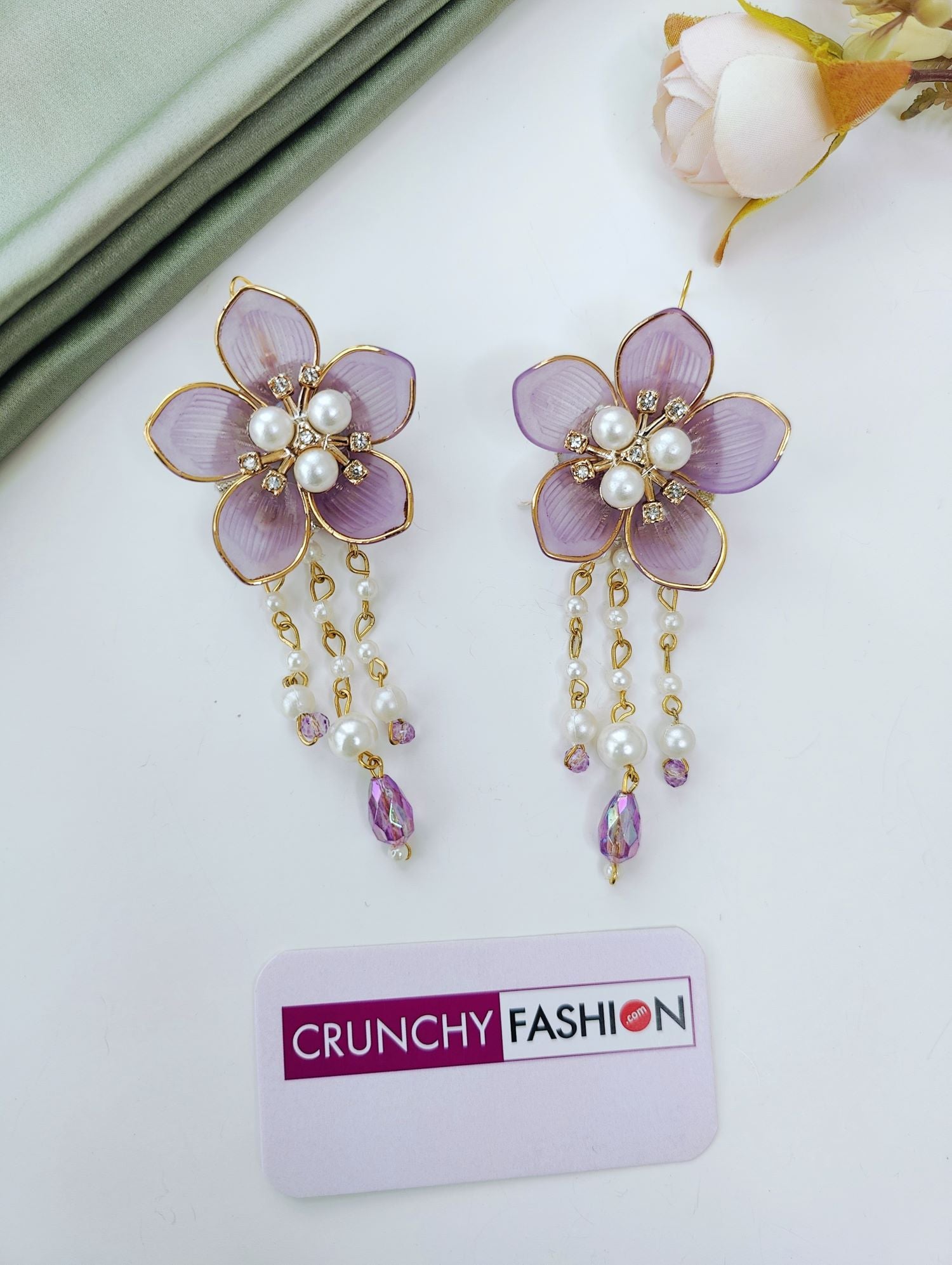 Handmade floral jewelry design, lightweight elegant pearl necklace