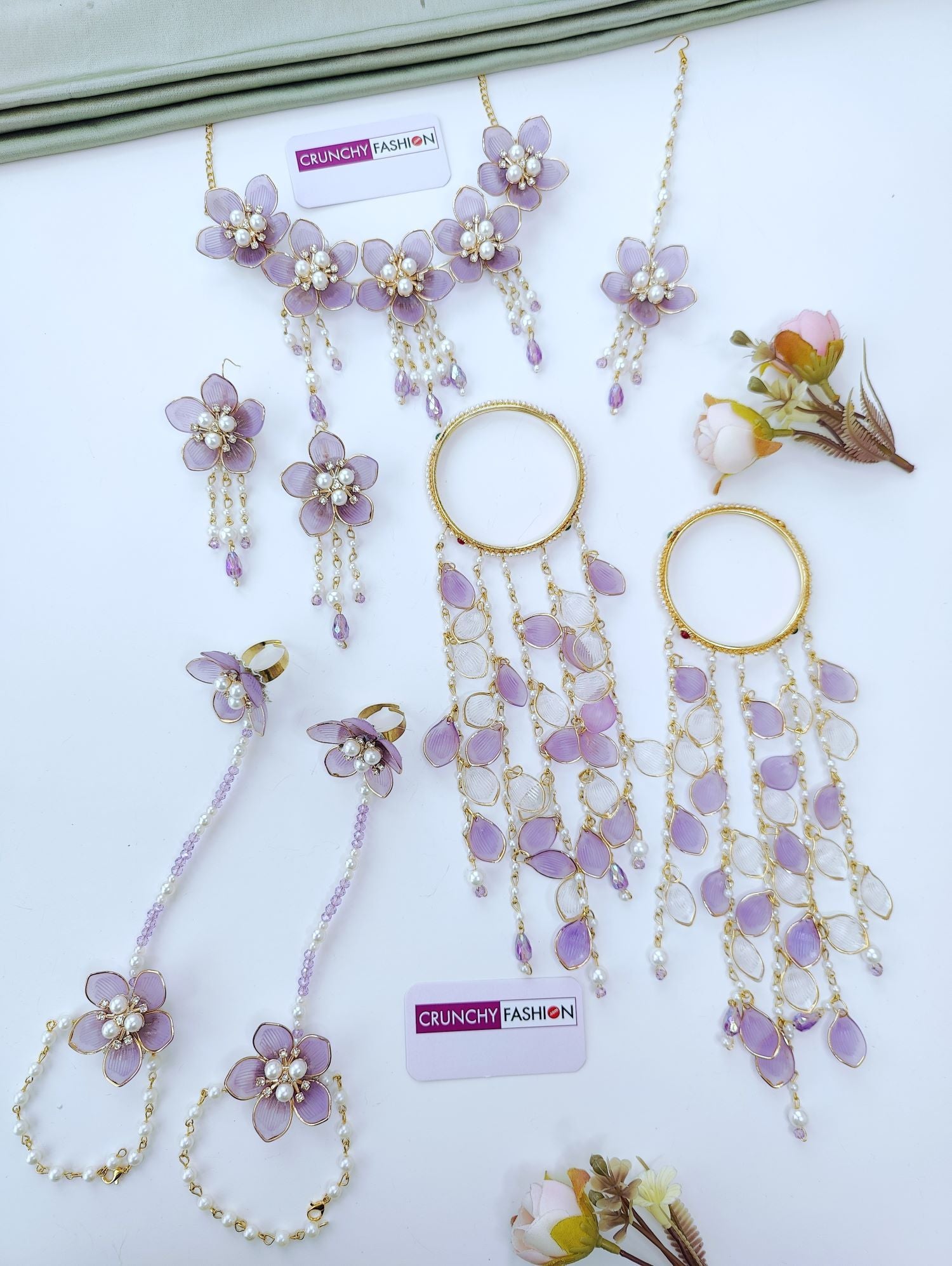 Handmade floral jewelry design, lightweight elegant pearl necklace