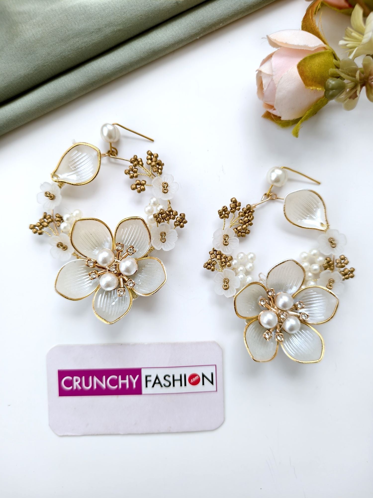 White gold acrylic flower bridal jewellery set for women, ideal for haldi and mehendi wedding ceremonies