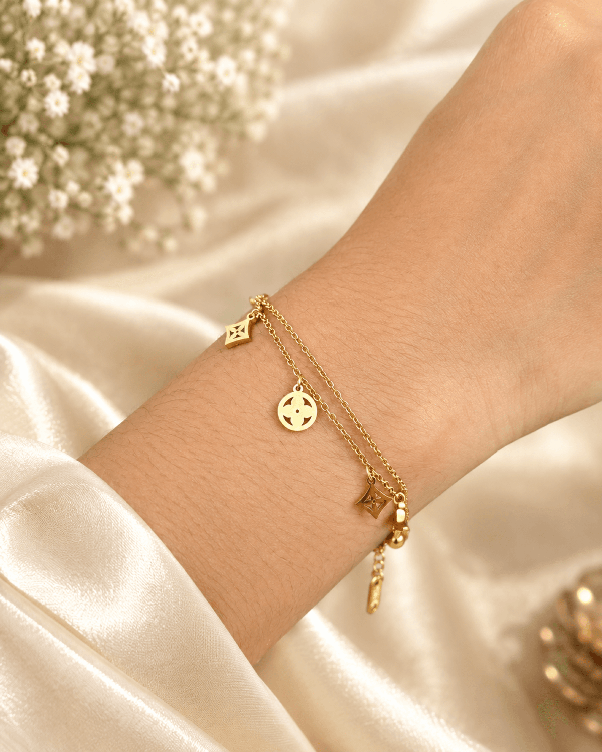 Gold plated stainless steel flower bracelet for women, adjustable minimalist jewelry, anti-tarnish, ideal for daily wear