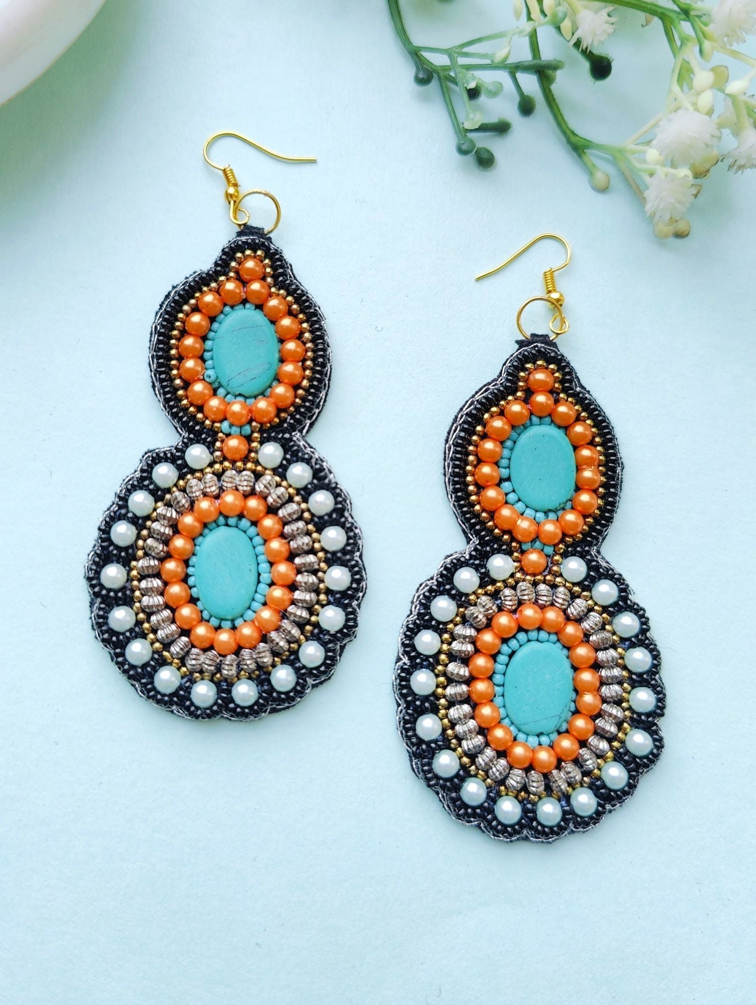 Pink beaded handmade earrings with tribal design, ideal for women and girls at festivals, weddings or parties. Antique themed, from the HANDICRAFT collection.