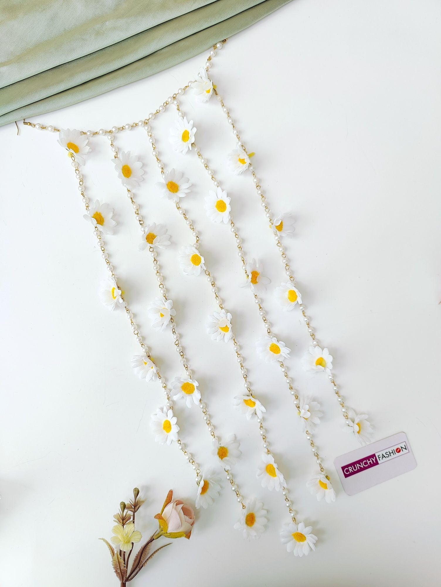White Daisy Flower hair accessory hair pin for women, gold-plated floral hair accessory for haldi, wedding or mehndi