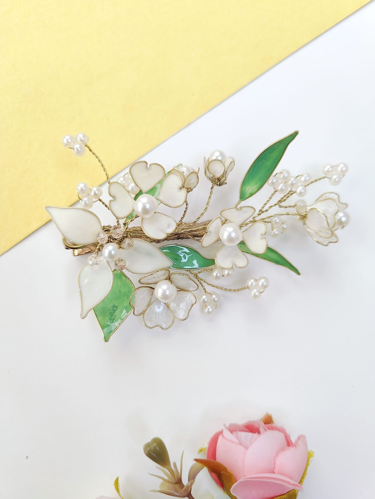 Handmade white resin jewellery hair pin, floral hair accessory for open hair, trending wedding and Haldi Mehandi look 2026