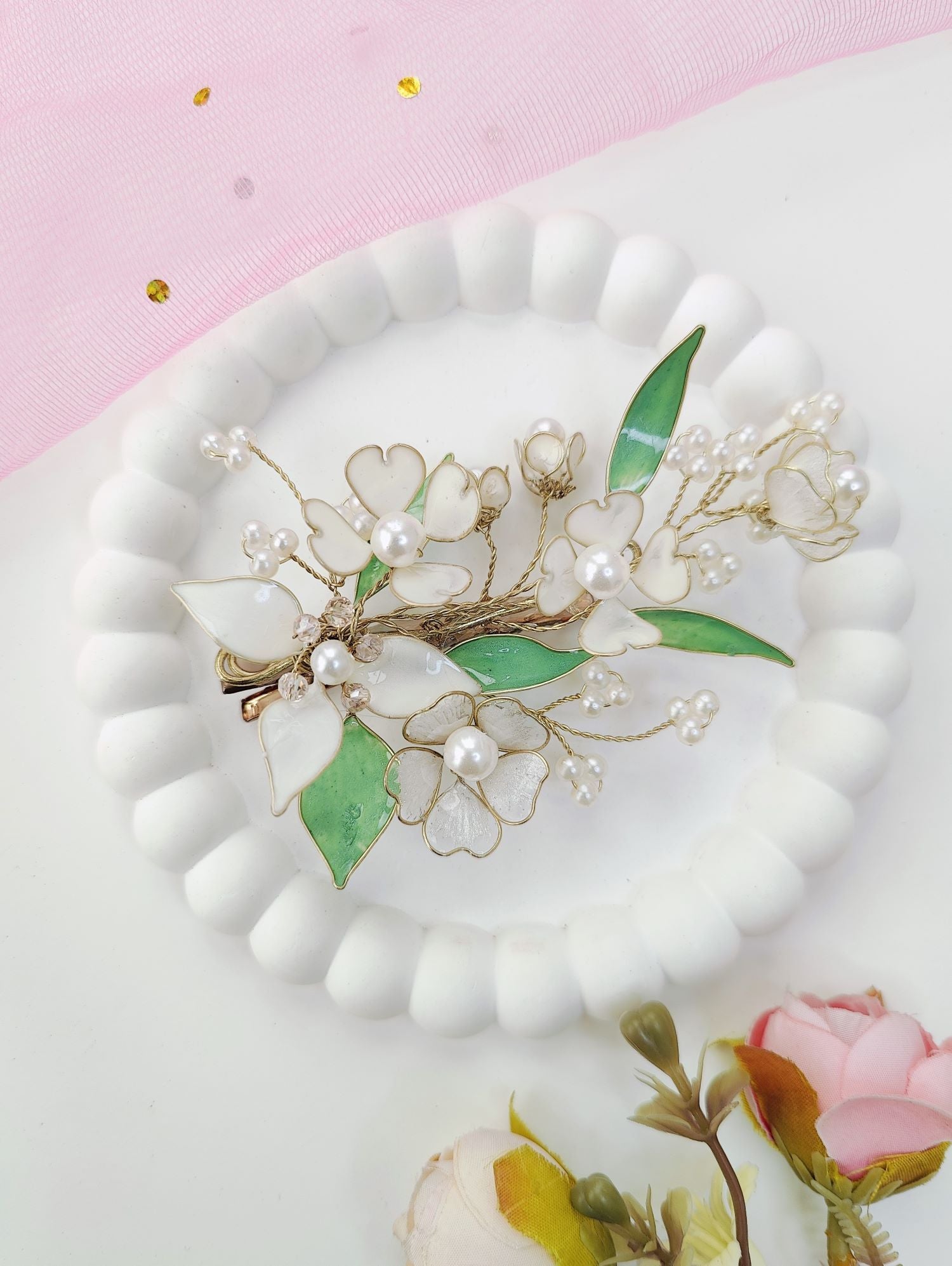 Handmade white resin jewellery hair pin, floral hair accessory for open hair, trending wedding and Haldi Mehandi look 2026