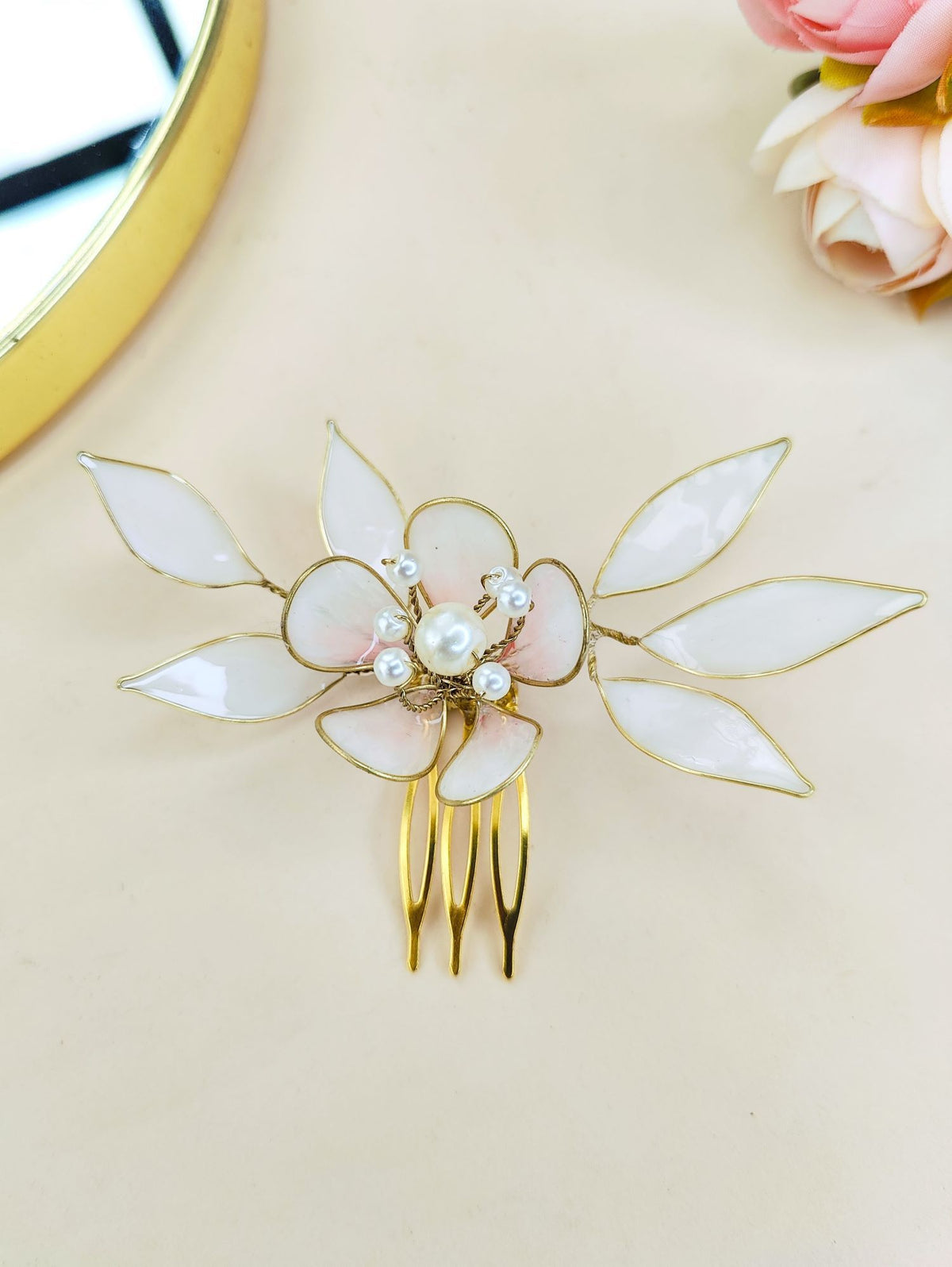 White and pink floral resin hair comb for women, wedding or haldi accessory, gold plated, polished finish