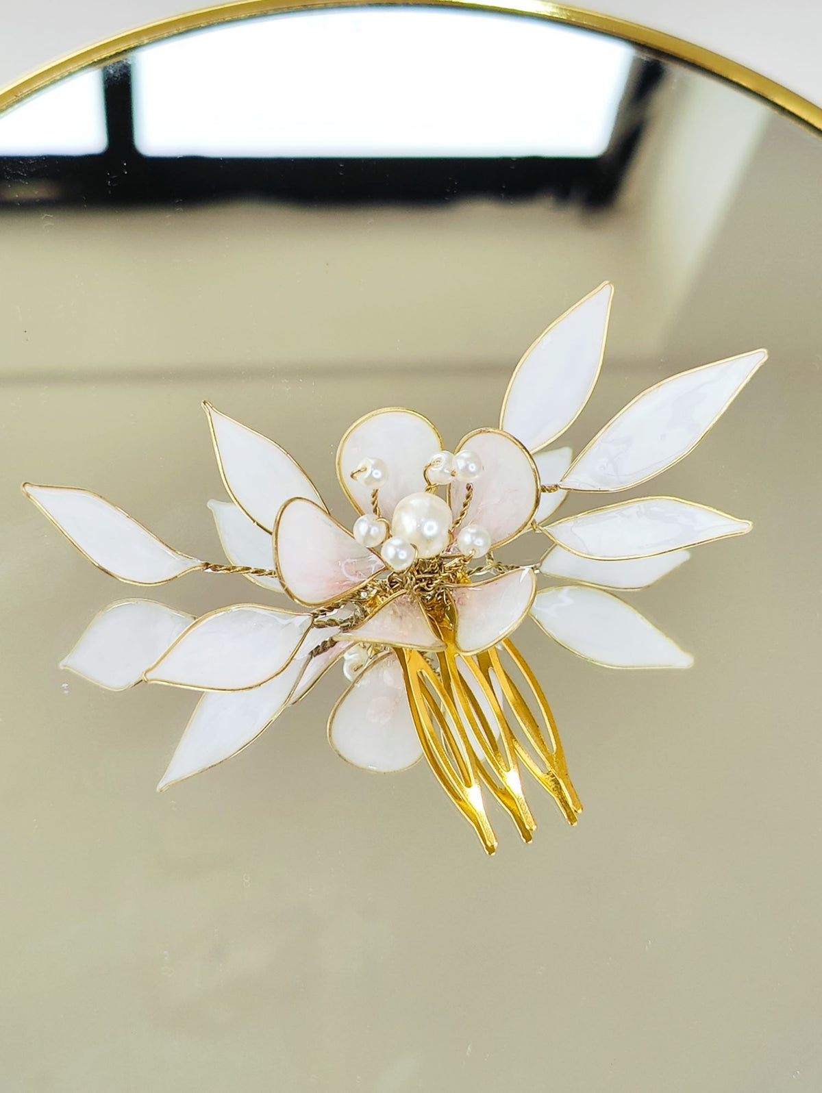 White and pink floral resin hair comb for women, wedding or haldi accessory, gold plated, polished finish