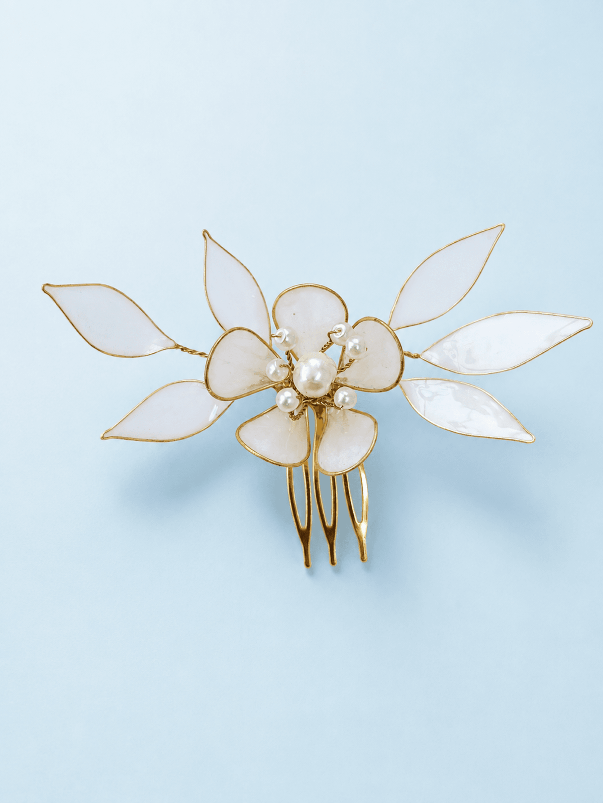 White and pink floral resin hair comb for women, wedding or haldi accessory, gold plated, polished finish