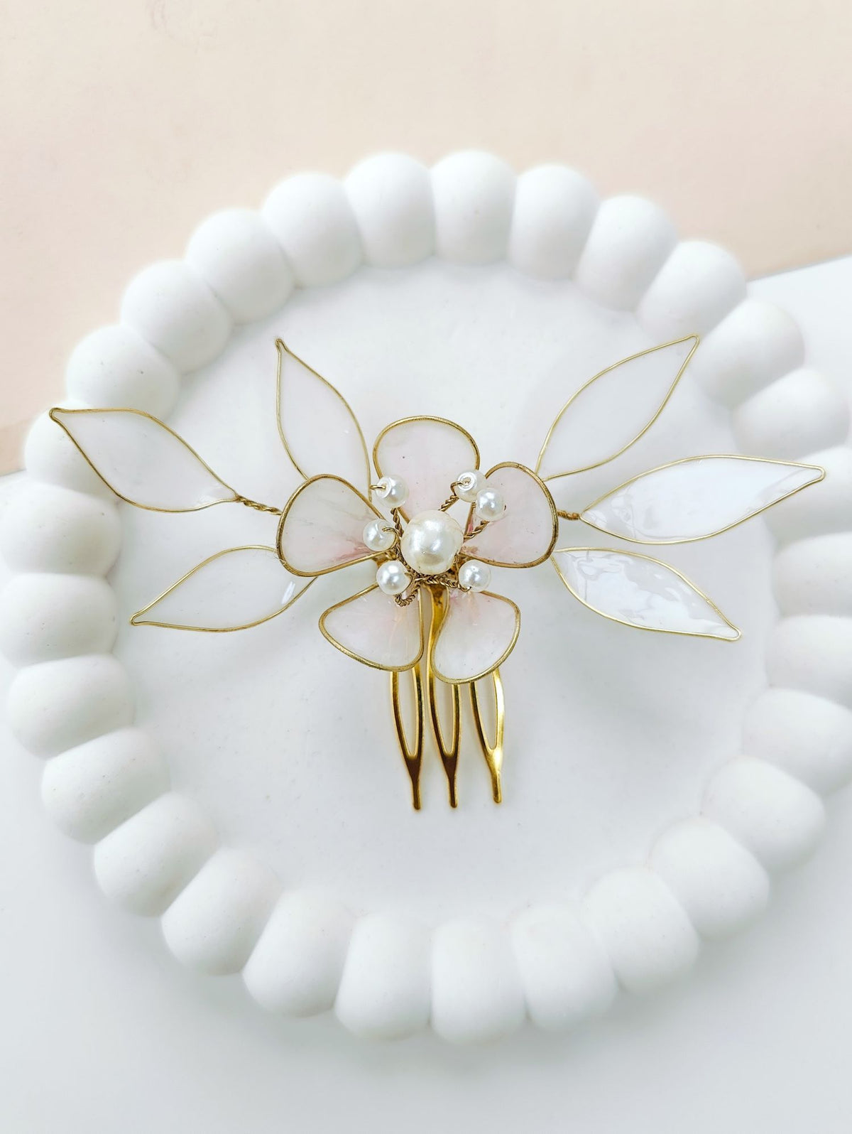 White and pink floral resin hair comb for women, wedding or haldi accessory, gold plated, polished finish