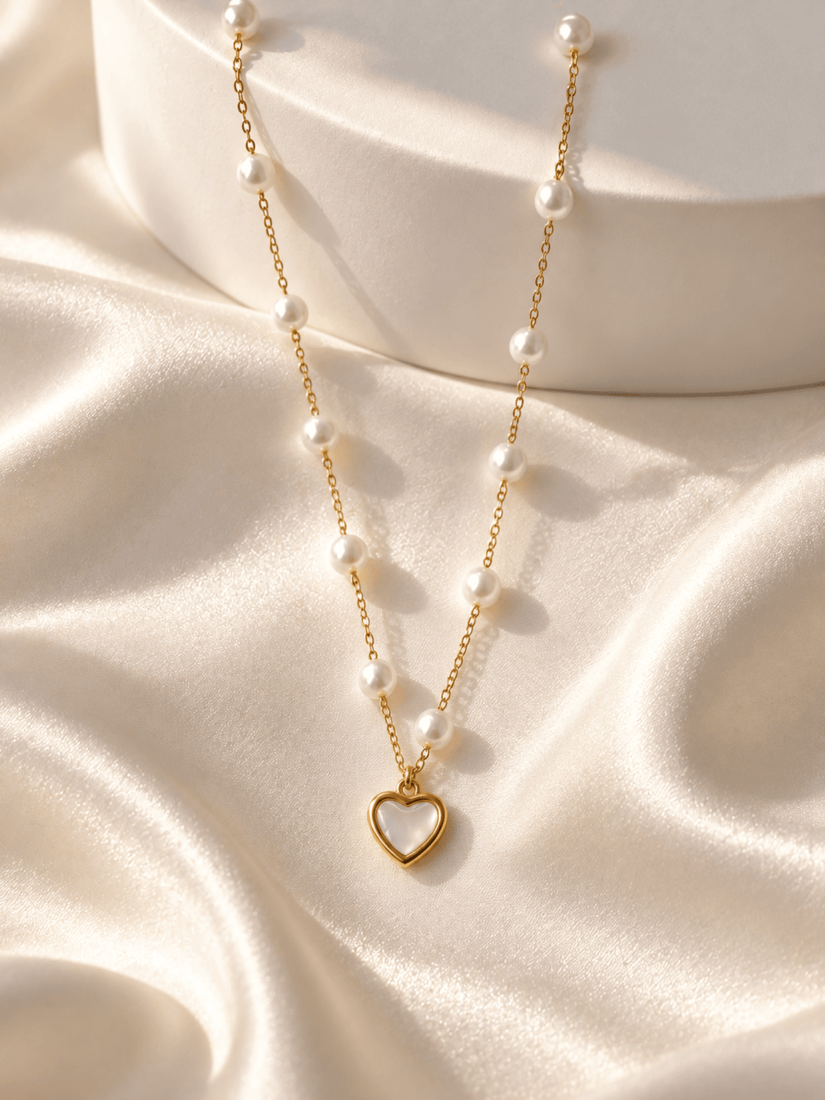 Gold-plated crystal heart pendant necklace for women, designer jewelry, perfect for parties or dates, anti tarnish