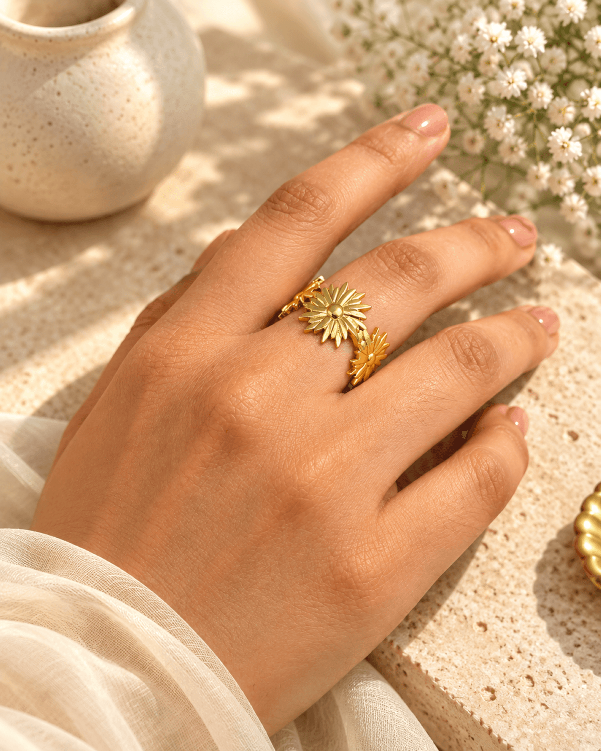 Daisy floral anti tarnish ring for women, adjustable gold minimal style