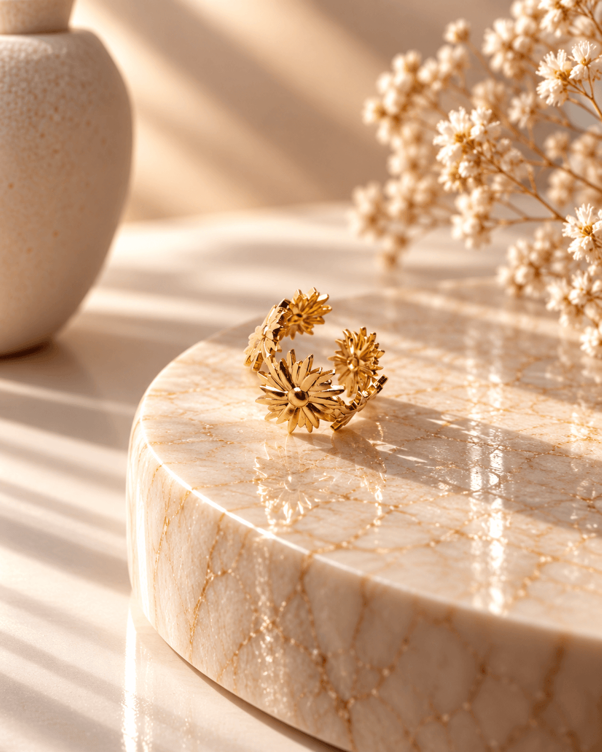 Daisy floral anti tarnish ring for women, adjustable gold minimal style