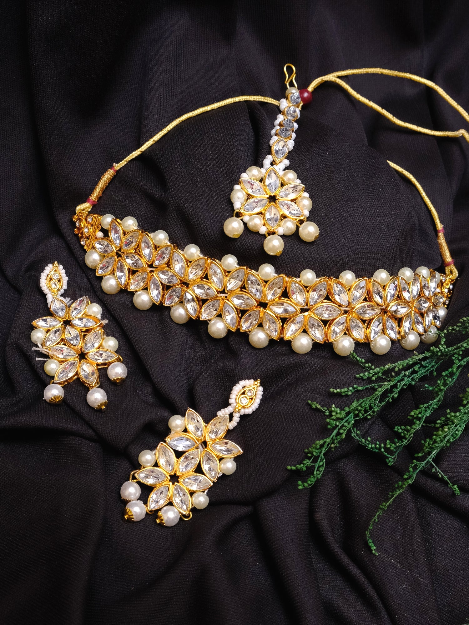 Traditional Gold Plated White Kundan Choker Set With Maangtika